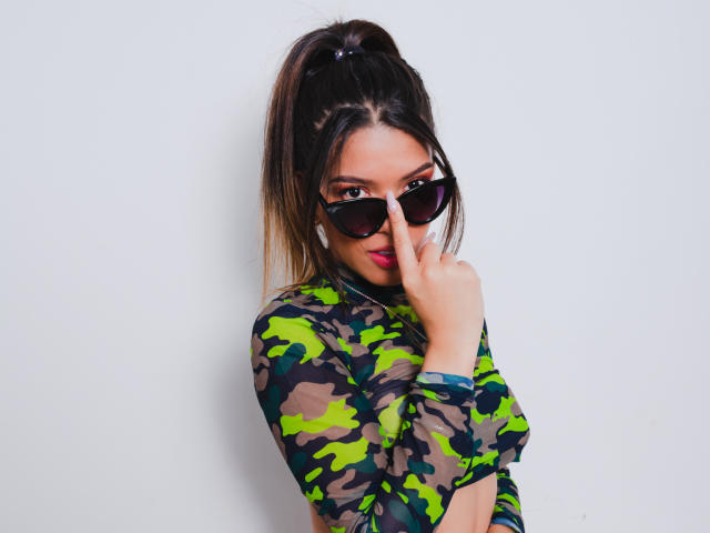 AmeliaDickenss - Web cam hard with a well built Exciting young and sexy lady 