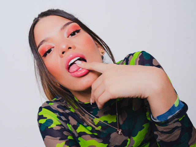 AmeliaDickenss - Web cam xXx avec une Fabuleuse camgirl bien roulée ayant le sexe entièrement rasé  