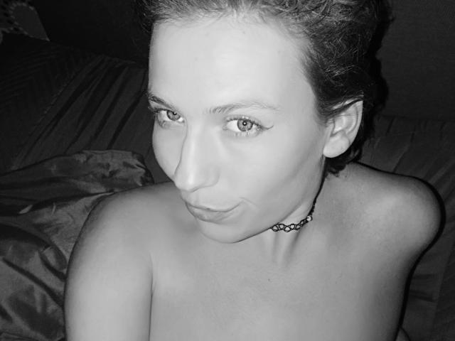 HotNinaForFun - Webcam live excitant avec cette Sublime jeune créature french en chaleur ayant la chatte complètement rasée sur X Love Cam 
