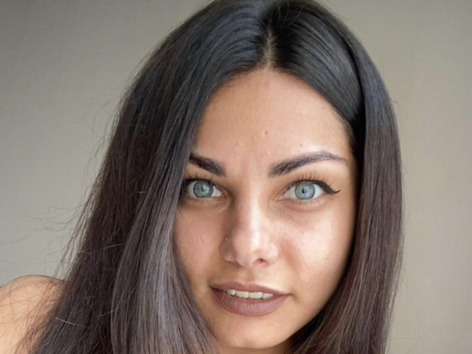 LaurAhOh a les yeux bleus, les cheveux noirs et lisses, et porte un anneau au nez. Elle regarde l'appareil photo avec un sourire discret, laissant apparaître ses épaules nues. Ses seins ne sont pas visibles..