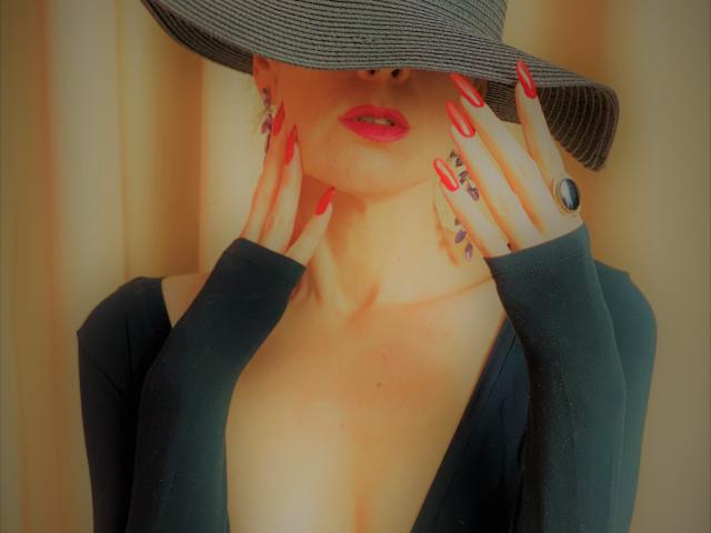 Nalini - Live chat hot with a dark hair Hot chick 