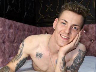 RemyLee - Webcam live hot avec un Gay au pubis bien taillé sur la plateforme Xlovecam 
