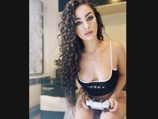 FrancaiseLolli - Chat en direct avec cette Sublime créature bien roulée à la poitrine parfaite sur le site XloveCam 