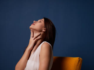 SheillaLotus - Live en direct avec cette Très belle jeune canon bien roulée avec des seins bien proportionnés sur le service XloveCam 