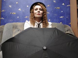 IvettaShine - Web cam porn avec une Femme sexy à la chatte complètement rasée  