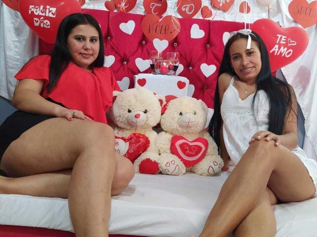 MartinaYVanessa con trasero grande, cabello negro, camisa roja, pantalones cortos negros, sentada en la cama con ositos de peluche, al lado de MartinaYVanessa con blusa blanca de encaje, cabello negro largo, sonriendo..