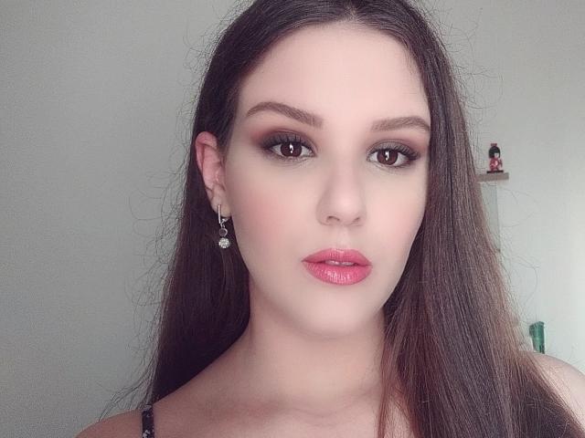 ChristineRayssa heeft lang bruin haar, bruine ogen, glanzende roze lippen en draagt zwarte oorbellen met kleine juweeltjes. Haar make-up omvat donkere wenkbrauwen en subtiele roze oogschaduw..