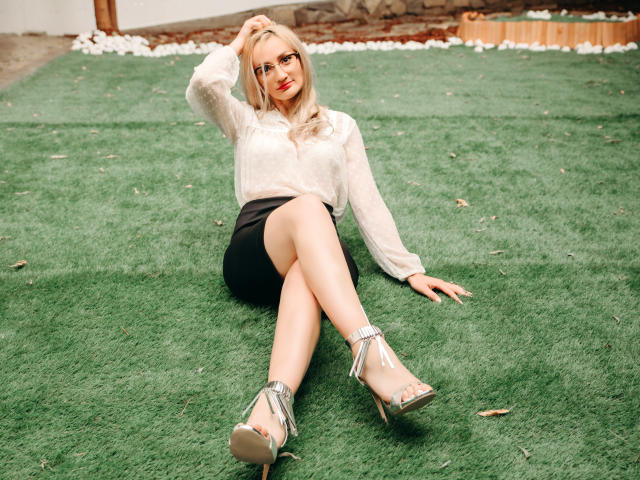 MiaCorelli - Live porn &amp; sex cam - 9365412