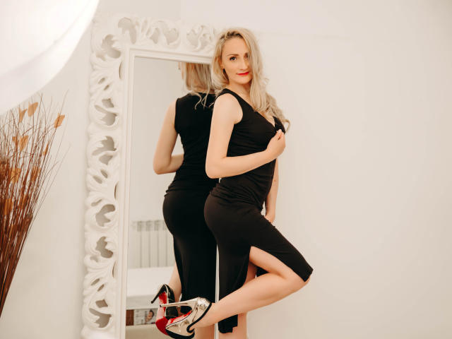 MiaCorelli - Live porn &amp; sex cam - 9365432