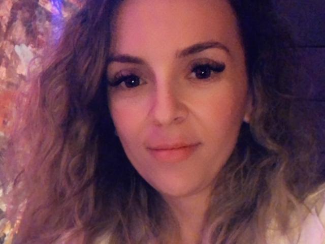 SophieDeee heeft krullend bruin haar, een lichte huid en ze glimlacht met volle lippen. Ze heeft dikke, donkere wenkbrauwen en lange, zwarte wimpers op haar bruine ogen..