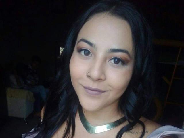 Ana Simpsons a les cheveux noirs et ondulés, des yeux marrons et un petit anneau de nez. Elle porte un collier métallique et a un maquillage léger avec un fard à paupières rosé et un rouge à lèvres violet..