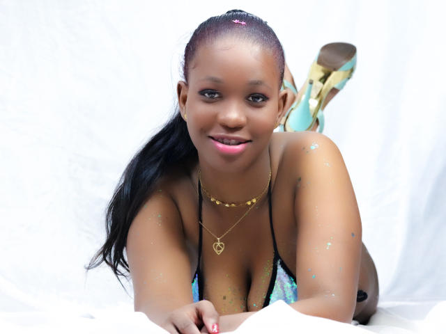 CarolineMoor - Live sex cam - 9945245