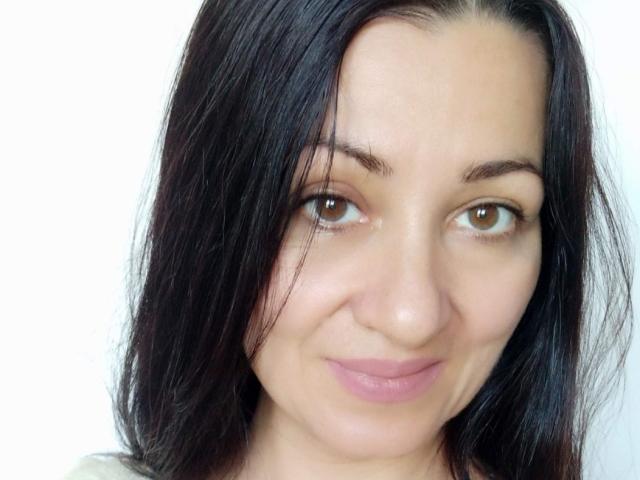 GinaONeon ha gli occhi marrone scuro, i capelli neri lisci e un leggero sorriso con labbra rosa. La sua pelle è chiara con un leggero colorito abbronzato. Sembra carina..