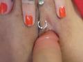 Le vagin rose de Shanna, orné d'une bague en argent, ses doigts manucurés en rouge écartant ses lèvres, et un pénis circoncis, érigé, partiellement inséré..