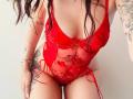 Tsukerberg draagt een rode, doorschijnende lingerie-body, waardoor haar borsten en schaamstreek zichtbaar zijn. Ze heeft tatoeages op haar armen en benen, en haar haar is nat en zwart..