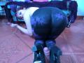 Sophie Hill è inginocchiata, con i glutei in evidenza, indossa leggings viola e neri con motivi, tacchi alti neri e ha i capelli rossi, con un pene eretto e non circonciso di un uomo davanti a lei..