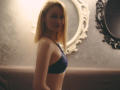 Ambraa - Spectacle sexy avec cette éclatante femme hot plutôt maigre sur le service Xlovecam.com 