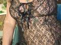 I seni coperti di pizzo di FrenchieLilieFleur, visibili attraverso un baby doll nero, trasparente, con motivo floreale e un nastro nero, che lascia intravedere un accenno dei capezzoli. Un braccio è parzialmente inquadrato..