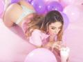 ninilovee a cuatro patas, vistiendo una camisa rosa y bombachas de encaje azul, chupando un pastel cubierto de glaseado, rodeada de globos morados y rosas. Su trasero es prominente..