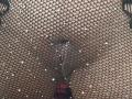 Les fesses de Laila Castillo sont recouvertes d'un collant de pêche noir avec des points blancs scintillants, laissant entrevoir sa vulve serrée, brillante et légèrement humide à travers le maillage..